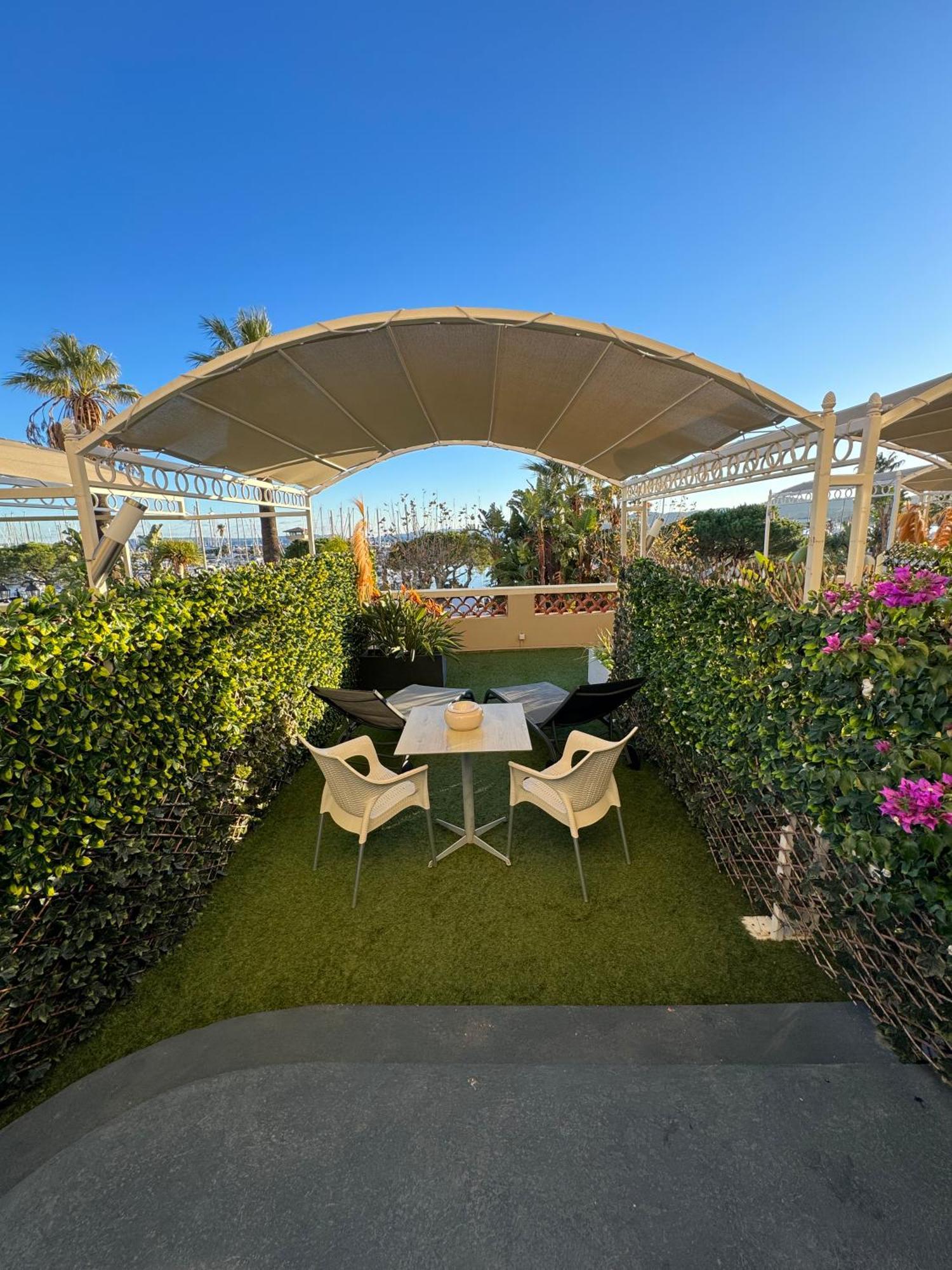 Hotel Le Rabelais Le Lavandou Kültér fotó
