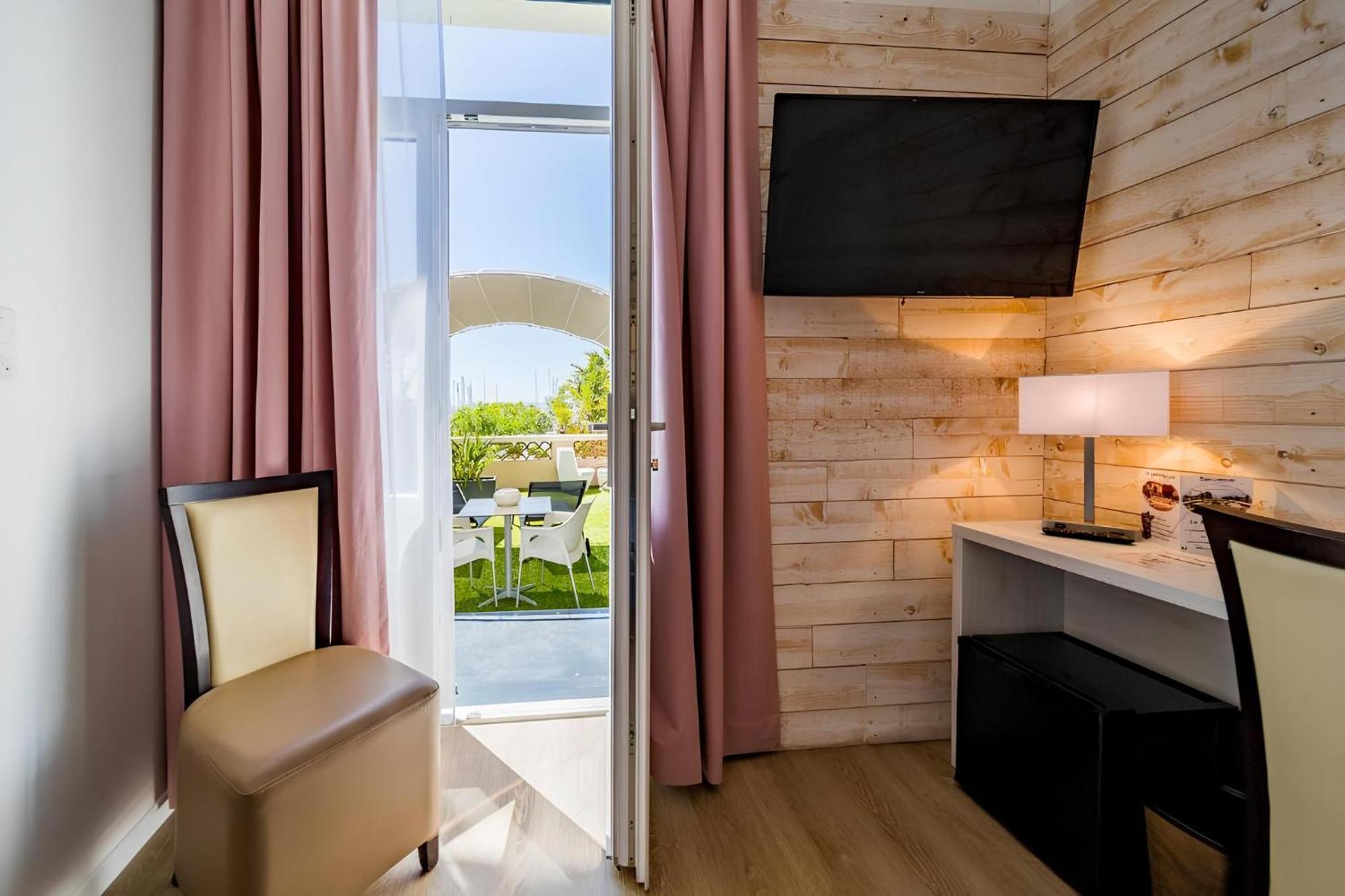 Hotel Le Rabelais Le Lavandou Kültér fotó